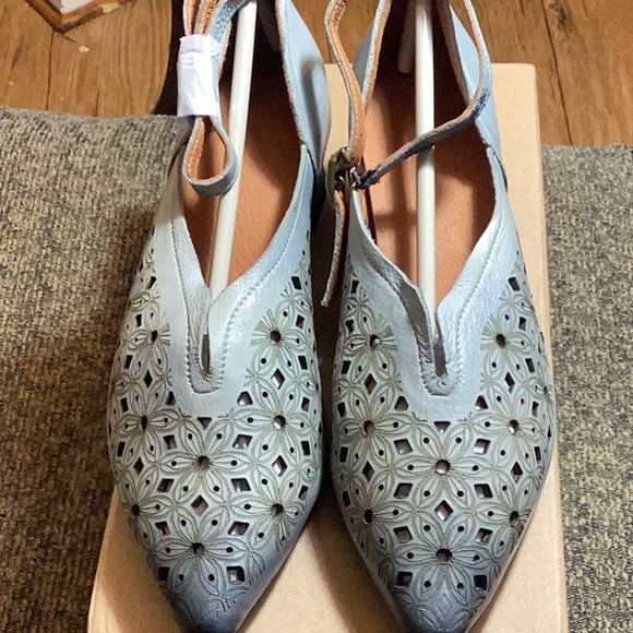 HZM - Washed Gray Eyelet-Detail Leather Pointed-Toe Pump - size 35 (5.5) - new - Picture 3 of 9